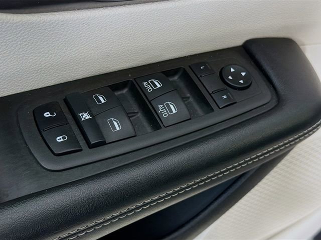 Used 2022 Chrysler Pacifica Touring-L image 18