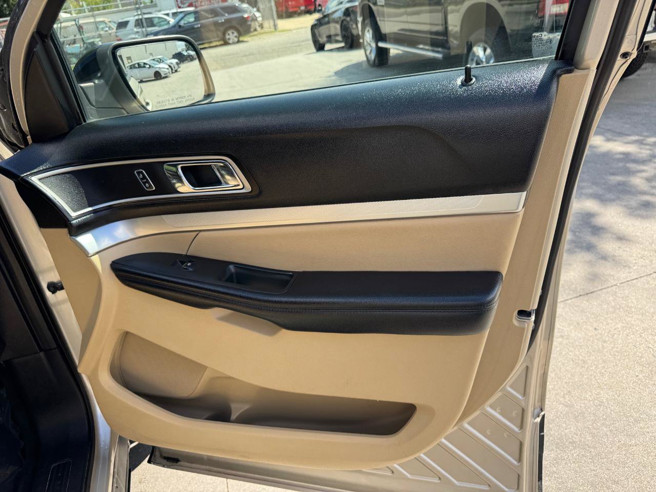 Used 2017 Ford Explorer XLT w/ Equipment Group 202A AWD/4WD image 21