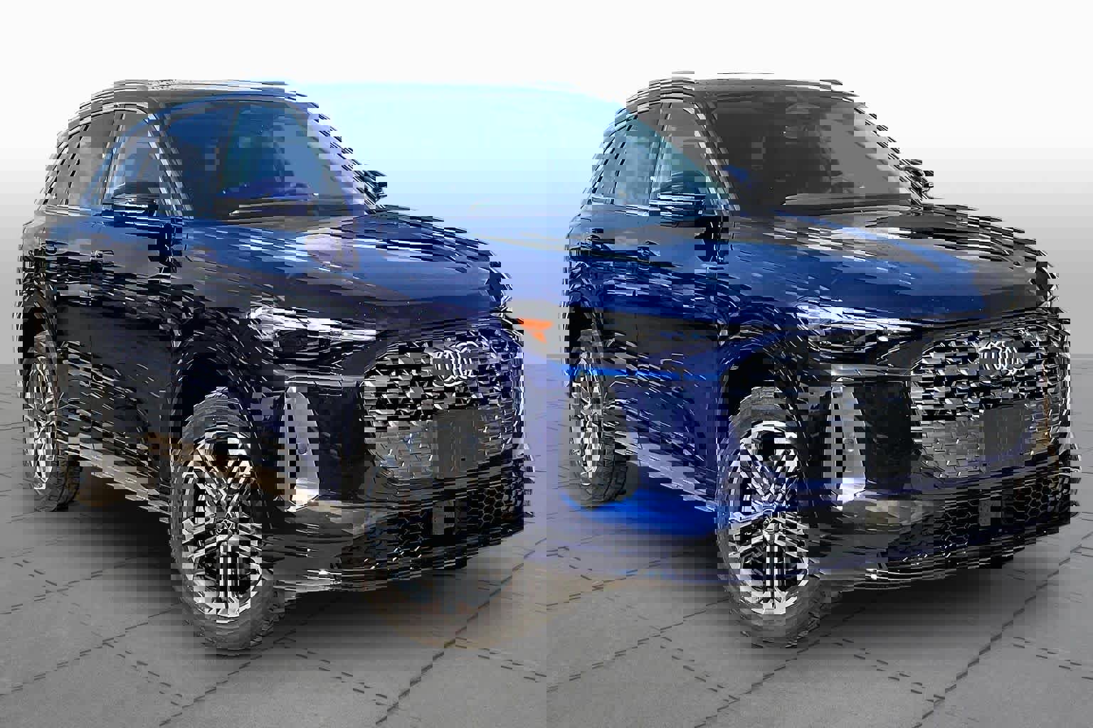 Used 2025 Audi Q5 Premium w/ Convenience Package image 3