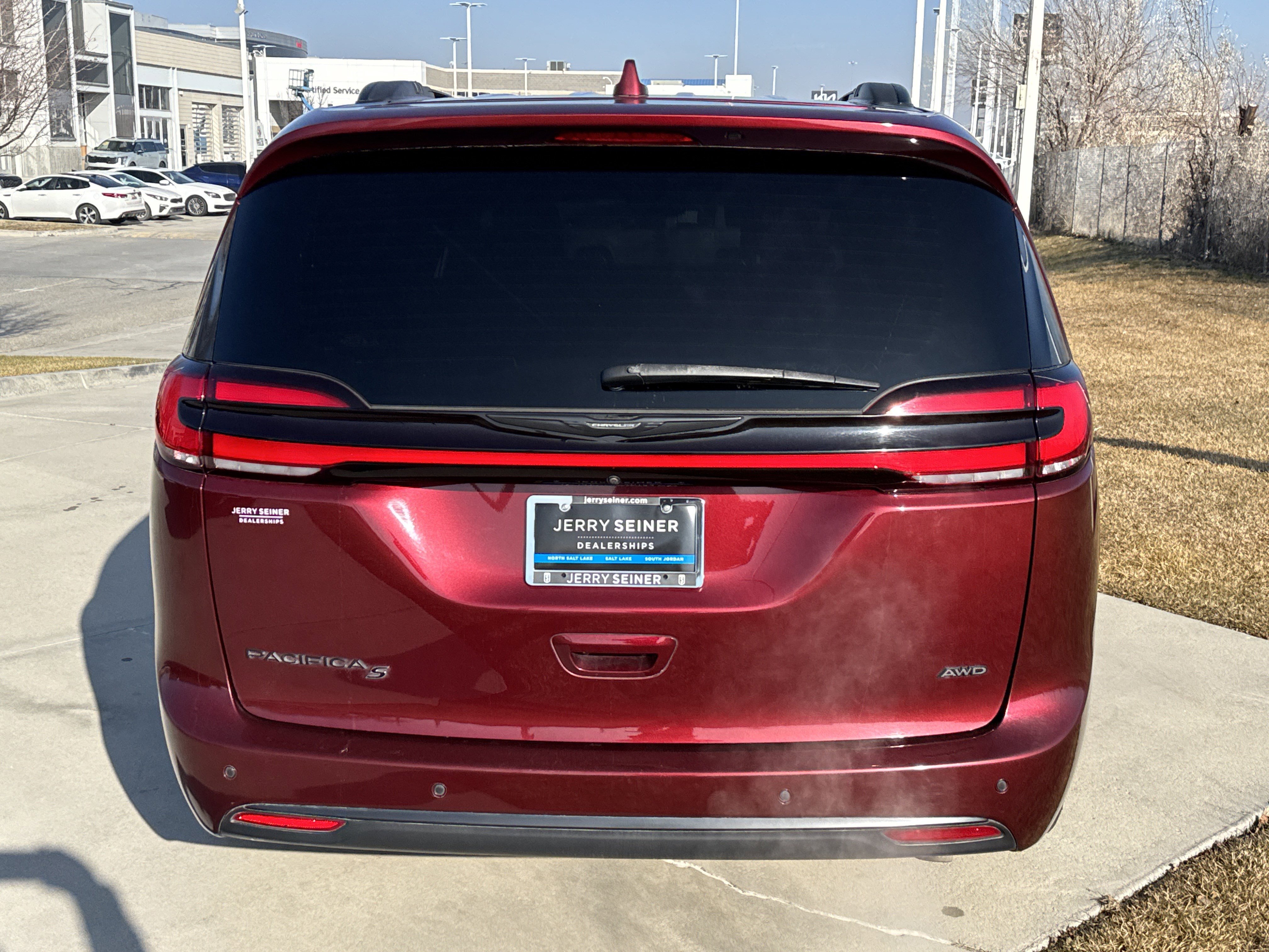 Used 2023 Chrysler Pacifica Touring-L w/ S Appearance Package image 4