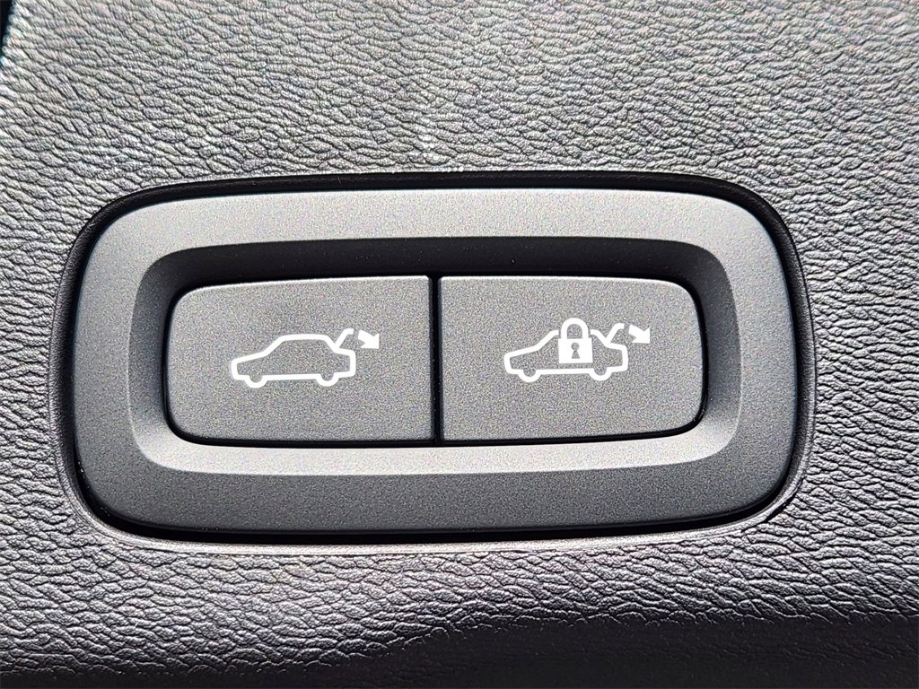 New 2026 Volvo XC60 B5 Plus w/ Climate Package image 24