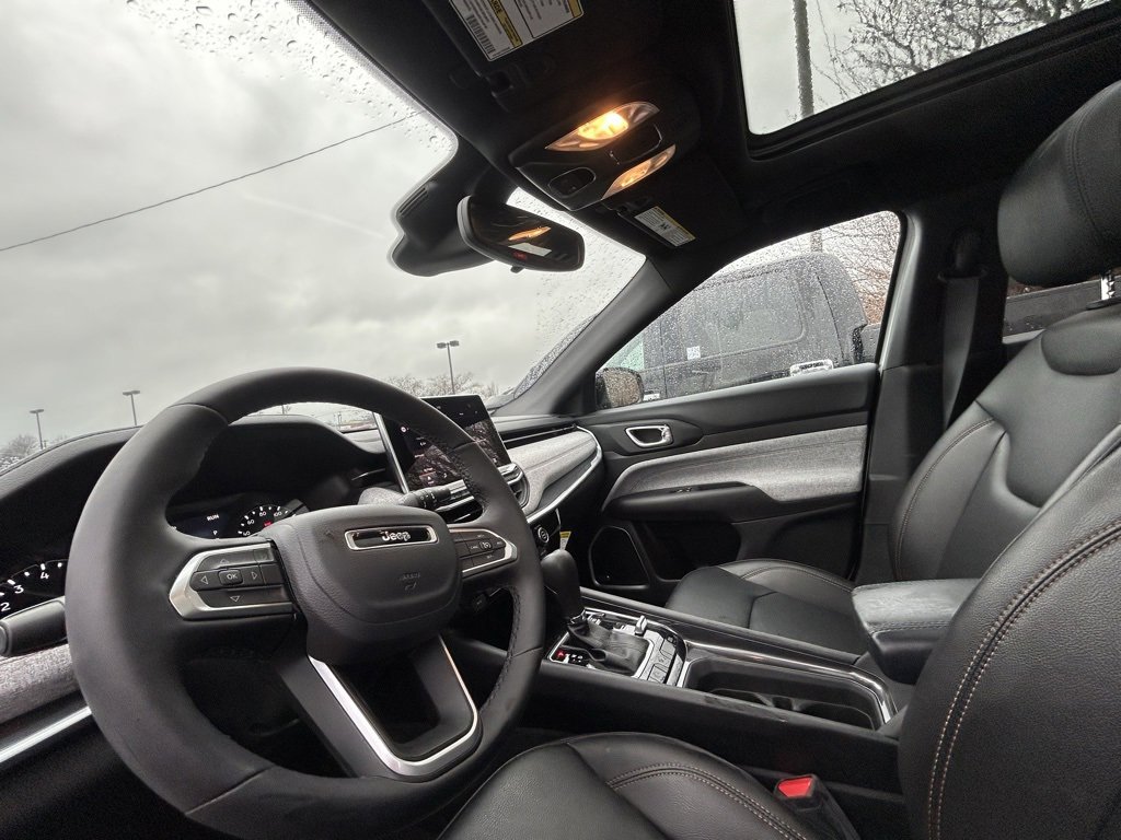 Used 2024 Jeep Compass Latitude w/ Sun and Sound Group image 16