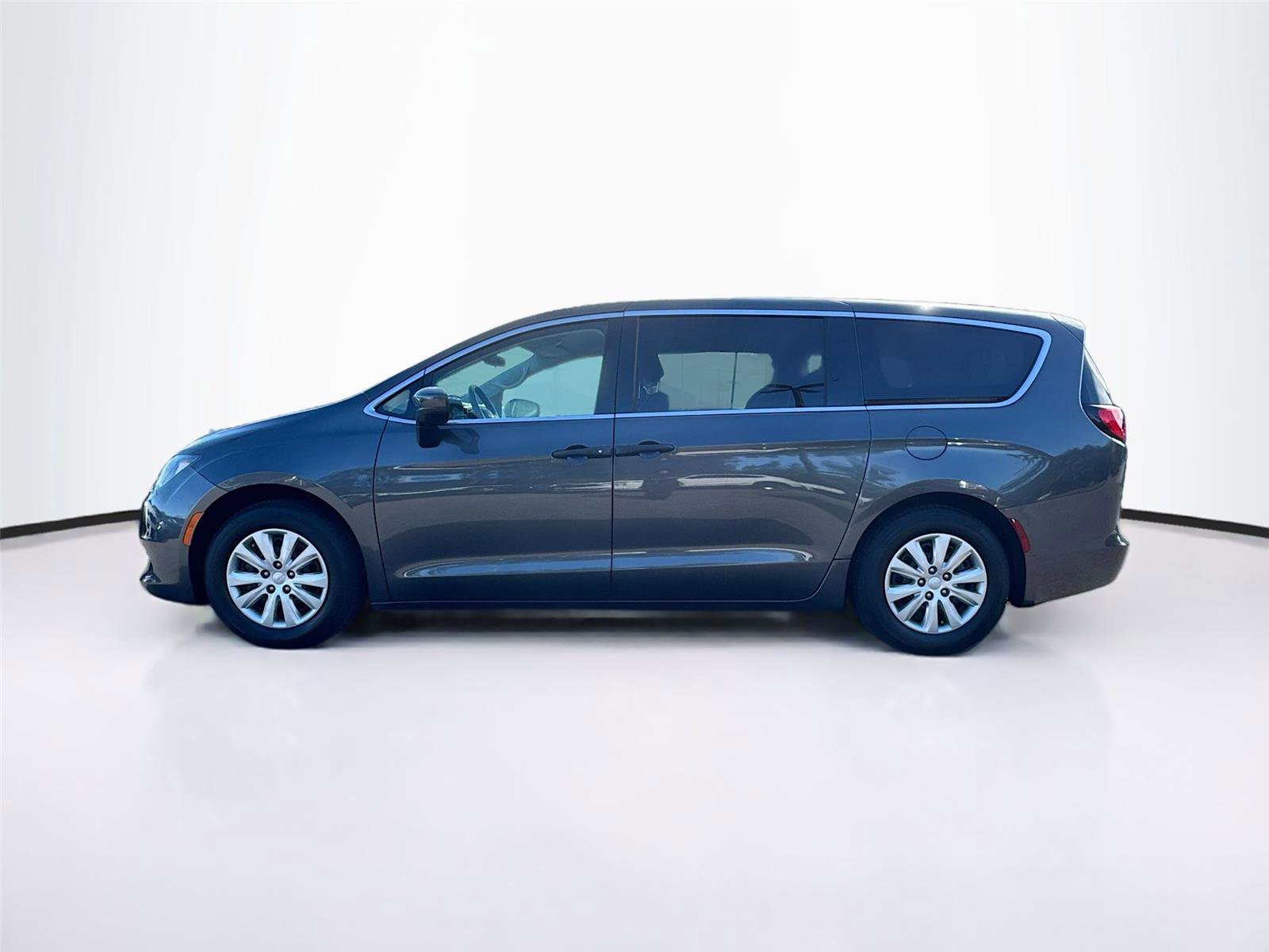 Used 2020 Chrysler Voyager L image 4