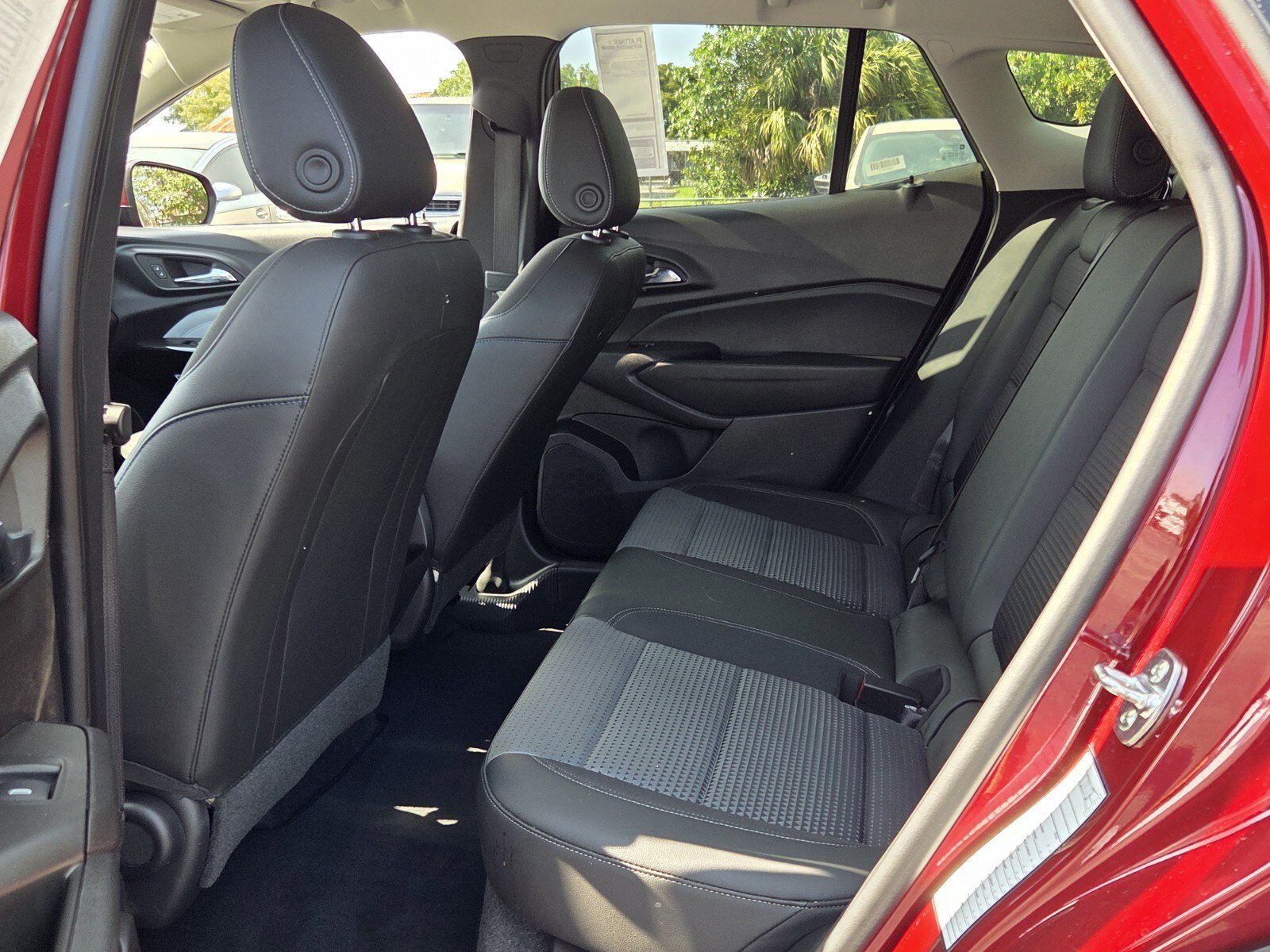 Used 2025 Chevrolet Trax LT w/ LT Convenience Package FWD image 10