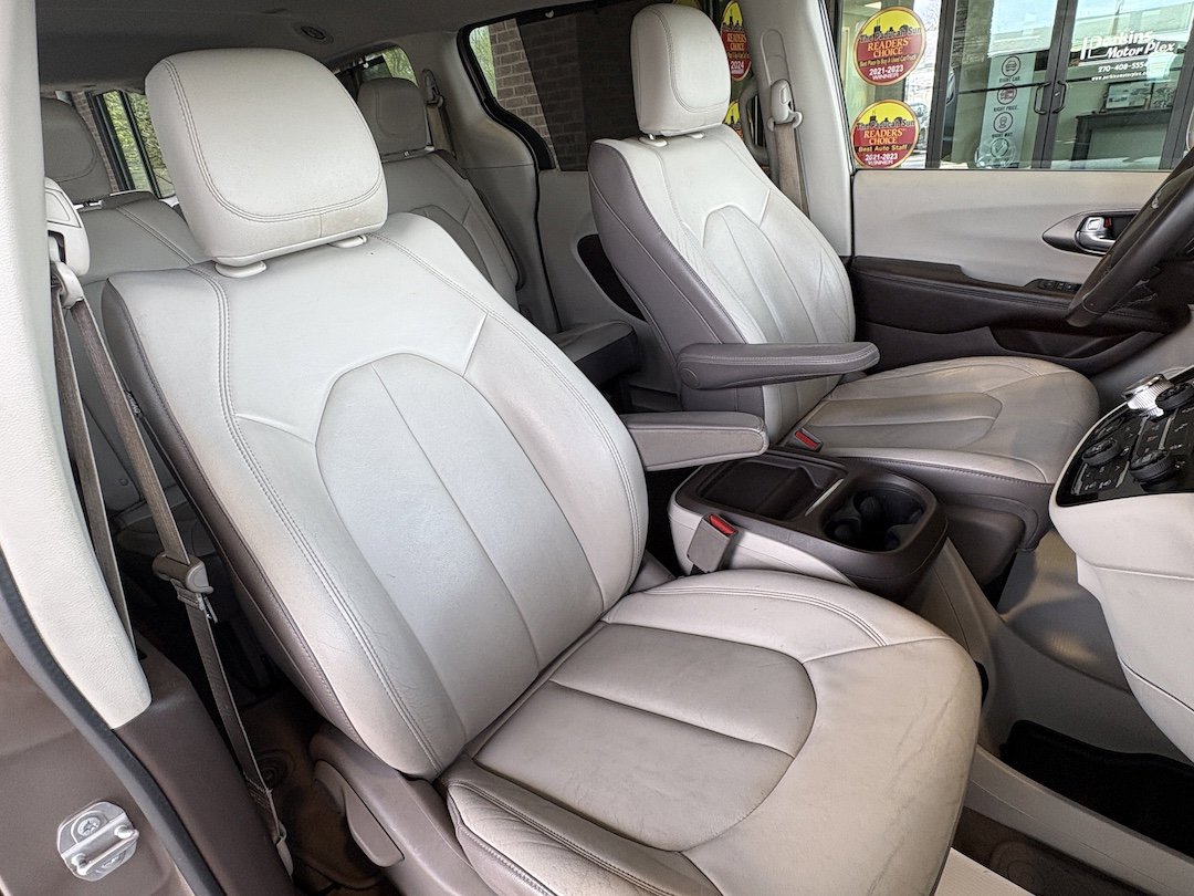 Used 2017 Chrysler Pacifica Touring-L w/ Tire & Wheel Group FWD image 28