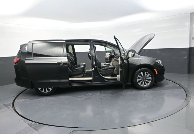 Used 2023 Chrysler Pacifica Touring-L FWD image 45