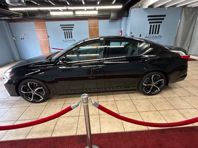 Used 2023 Nissan Altima 2.5 SR w/ SR Premium Package FWD image 2