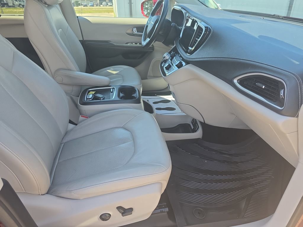 Used 2021 Chrysler Pacifica Touring-L w/ Premium & Safety Sphere Group image 10