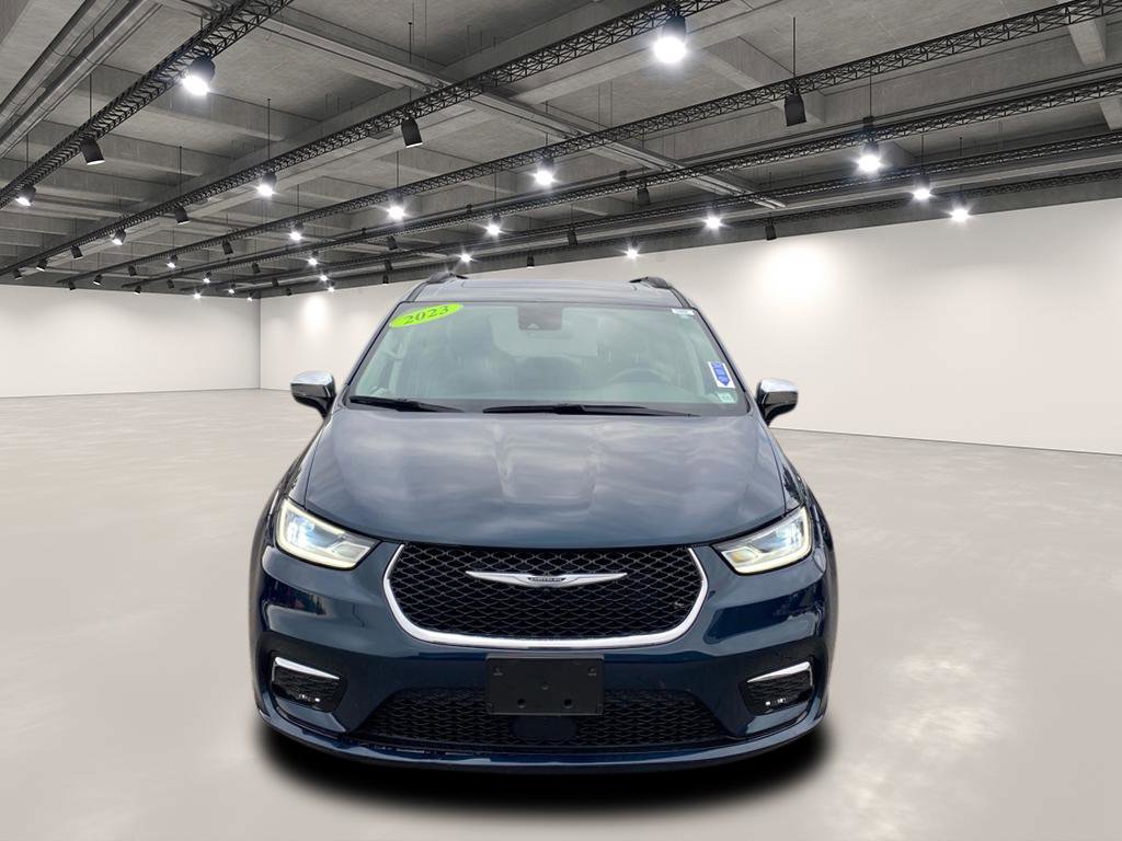Used 2023 Chrysler Pacifica Limited image 2