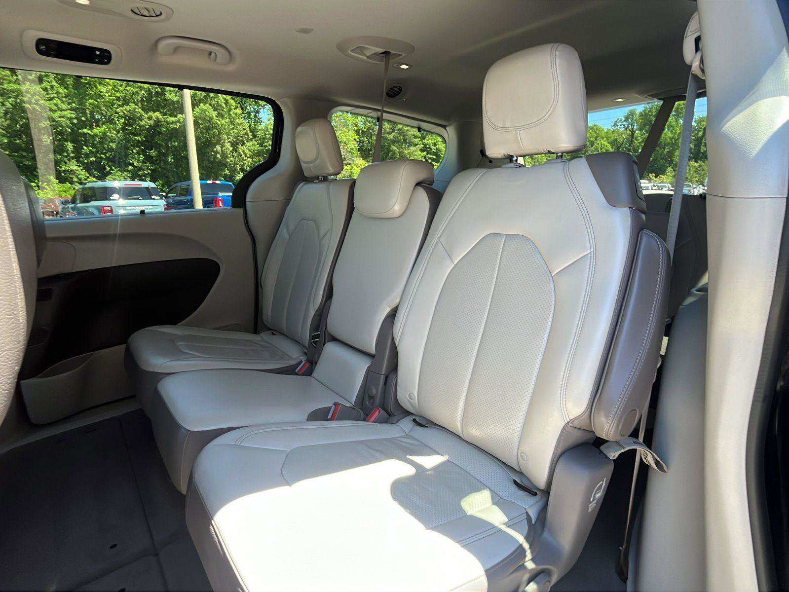 Used 2018 Chrysler Pacifica Touring-L FWD image 19