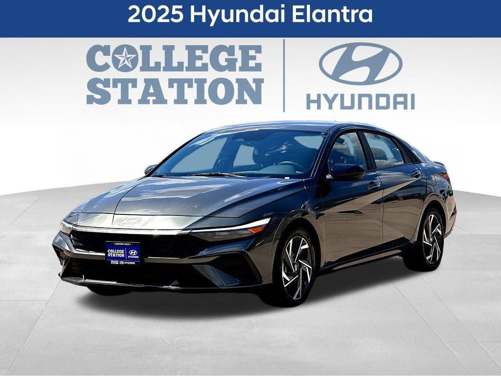 Used 2025 Hyundai Elantra Sport image 3