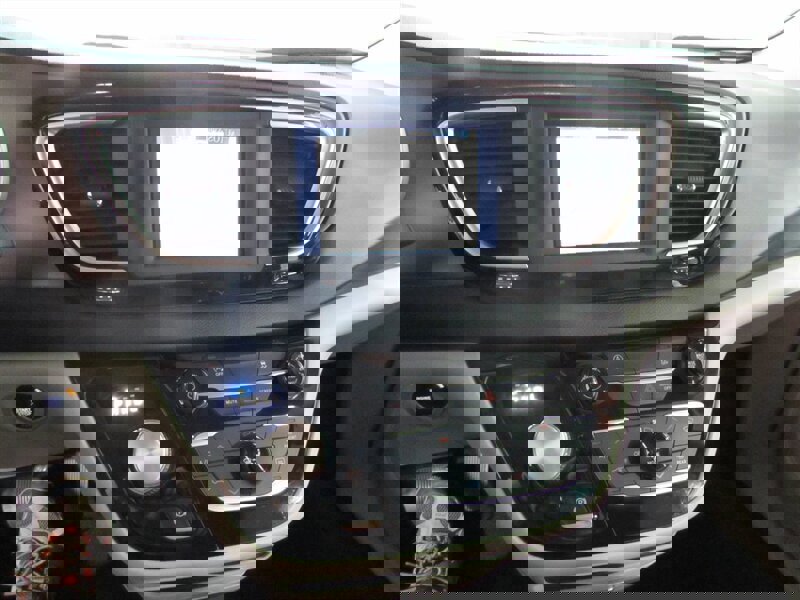 Used 2021 Chrysler Voyager Lxi image 88