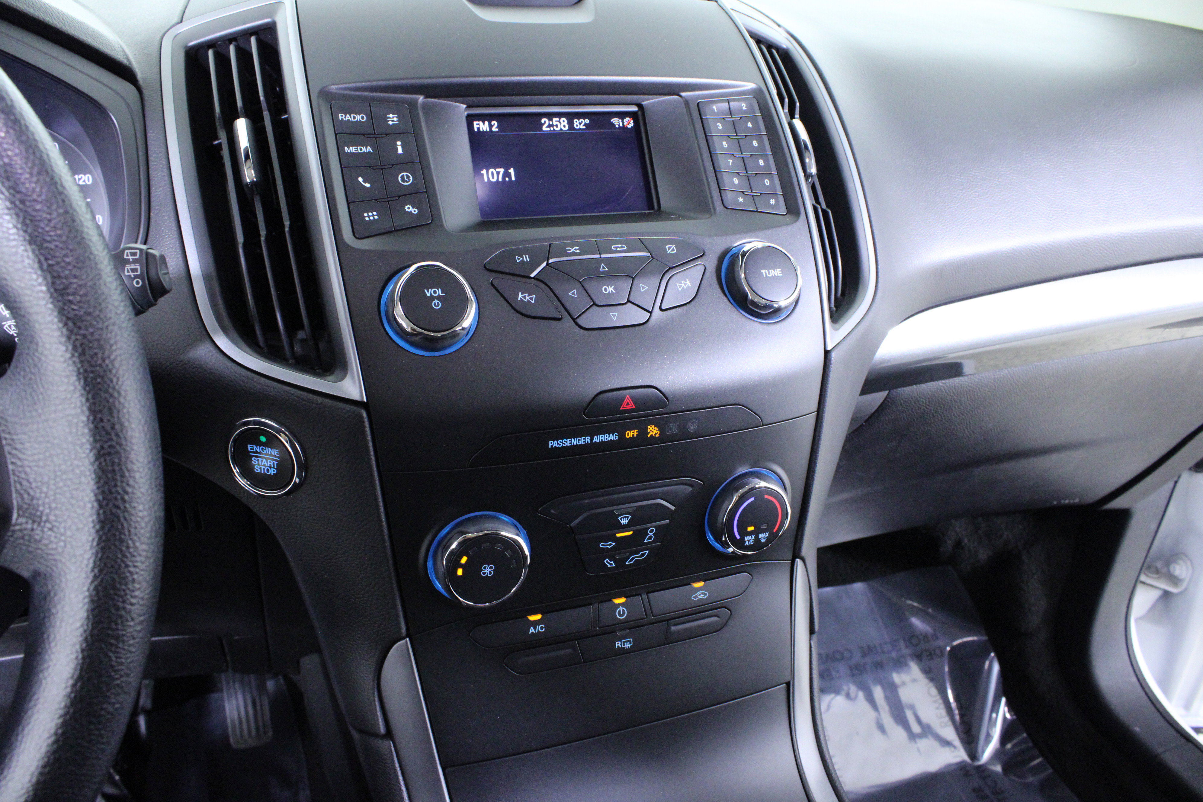 Used 2019 Ford Edge SE image 25