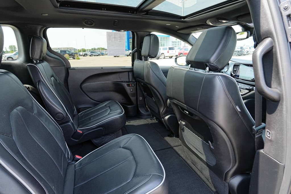 Used 2025 Chrysler Pacifica Limited FWD image 24