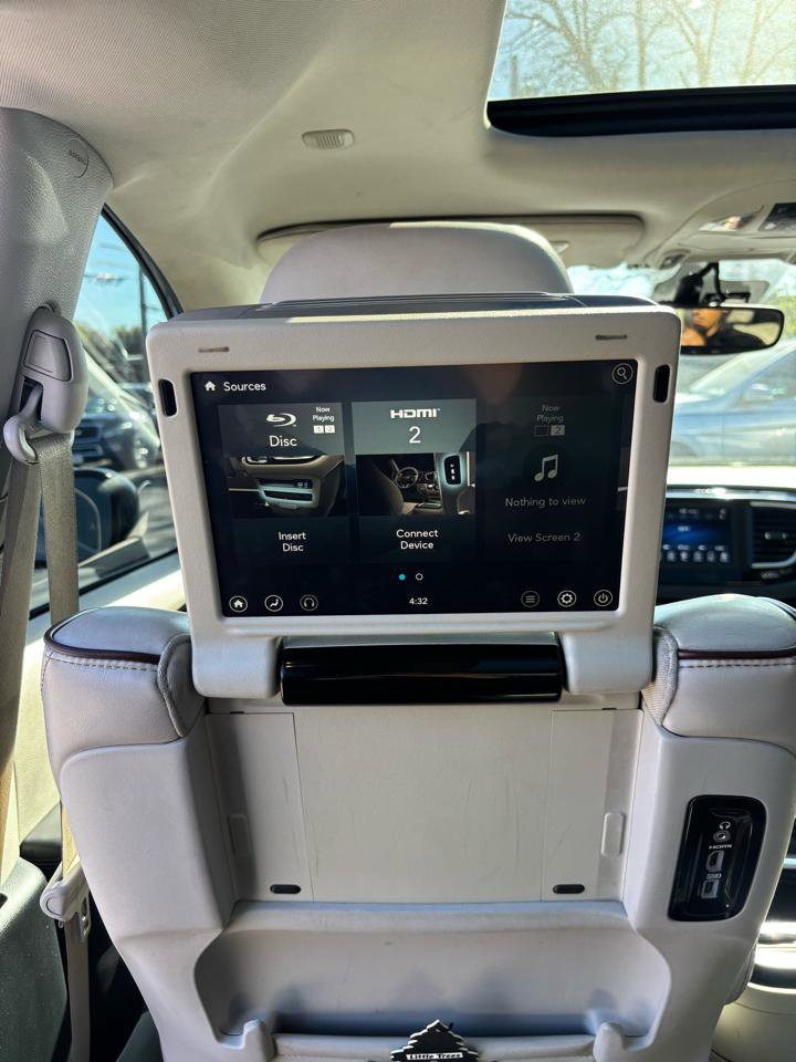 Used 2017 Chrysler Pacifica Limited w/ UConnect Theater Package FWD image 15