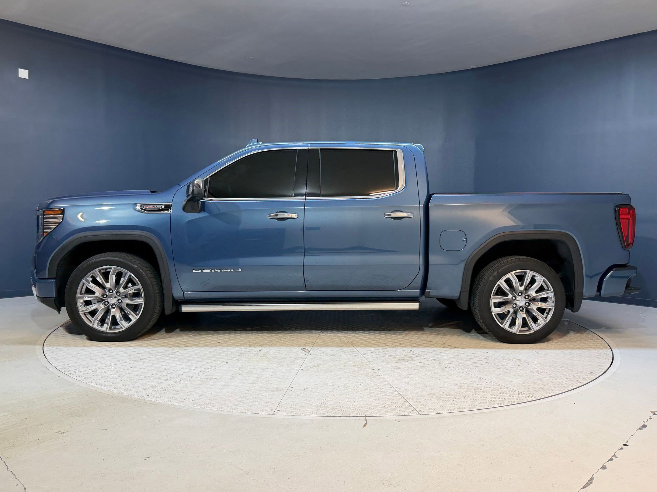 Used 2025 GMC Sierra 1500 Denali AWD/4WD image 2
