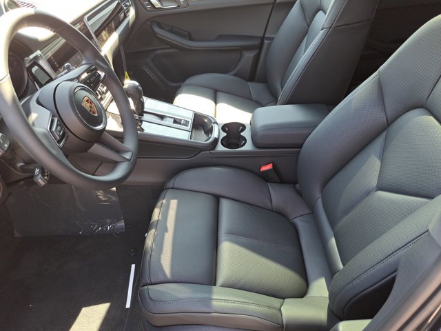 Used 2025 Porsche Macan AWD/4WD image 21