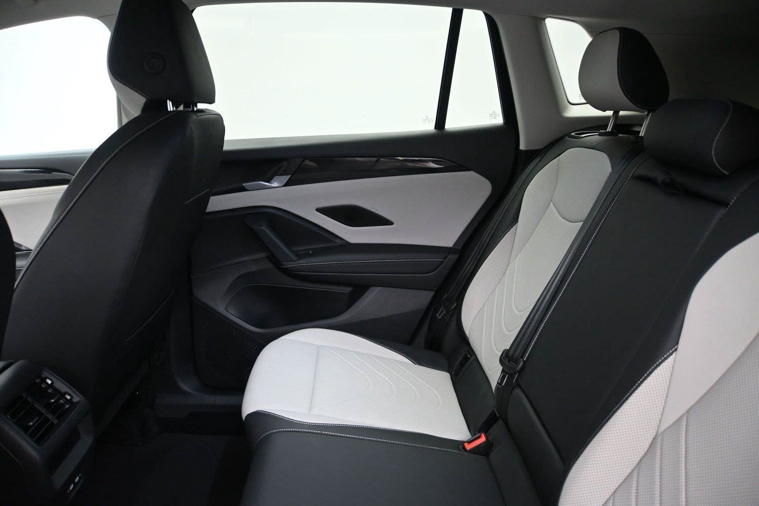 Used 2025 Volkswagen Tiguan SE AWD/4WD image 12