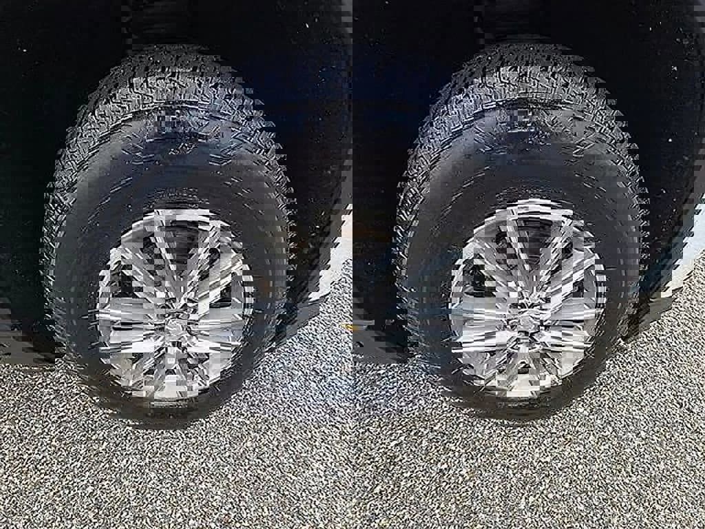 Used 2023 Chevrolet Traverse LT image 55