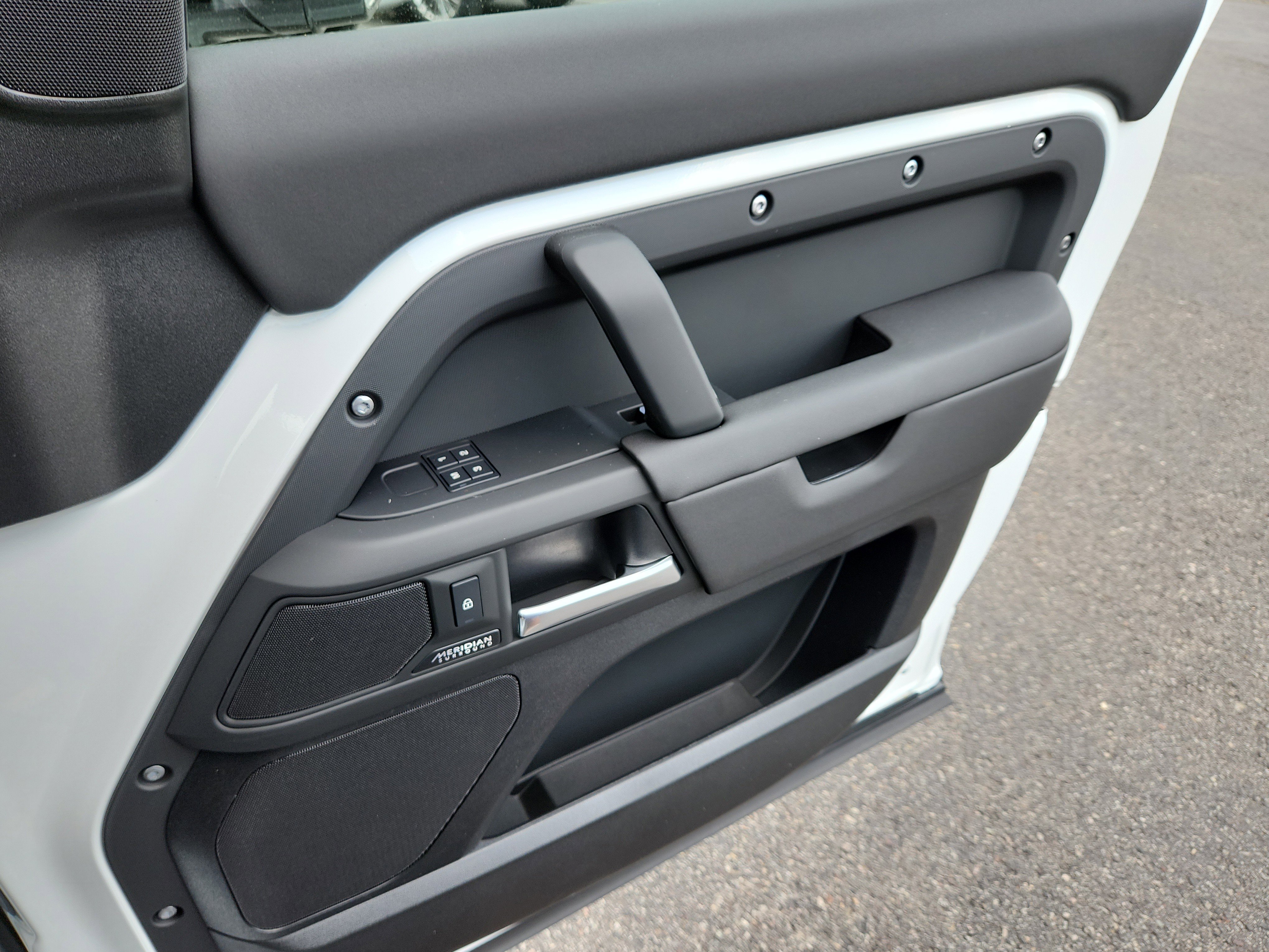 New 2025 Land Rover Defender 110 X-Dynamic SE image 19
