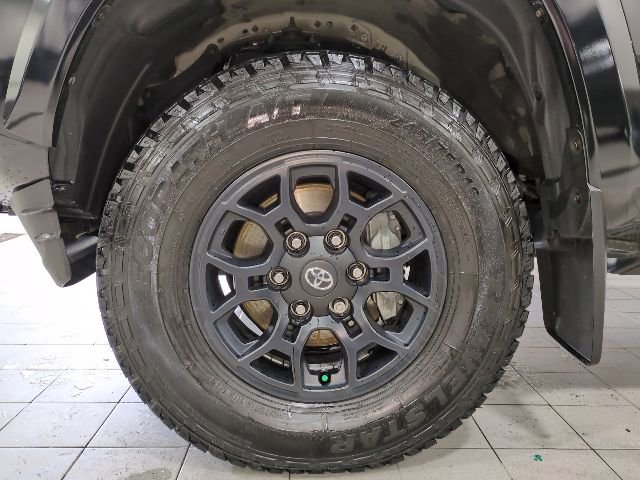 Used 2021 Toyota Tacoma SR5 AWD/4WD image 17