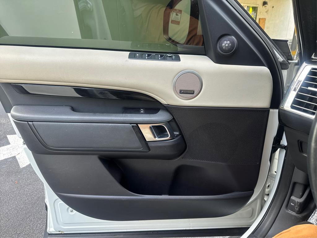 Used 2018 Land Rover Discovery SE image 18