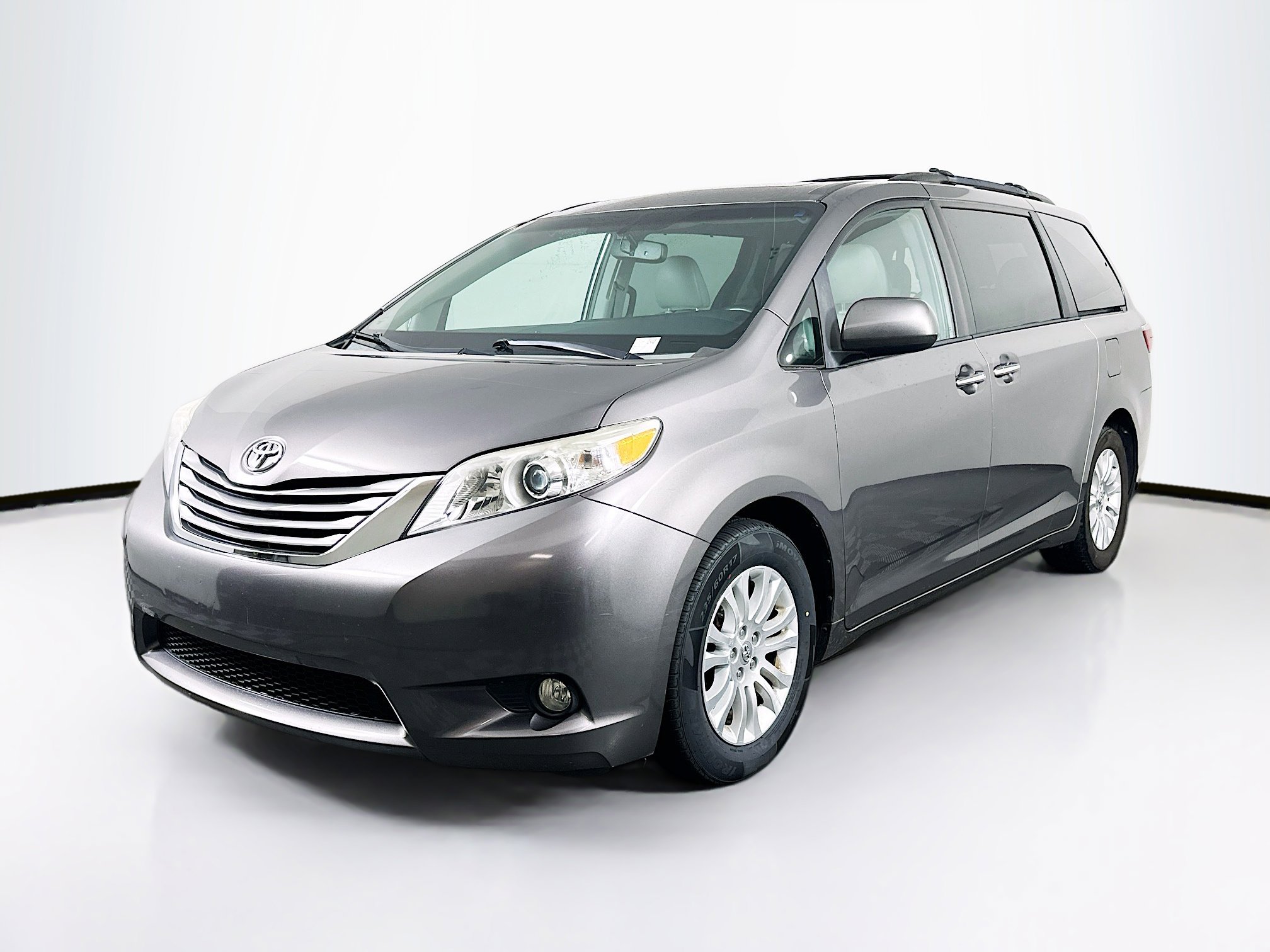Used 2015 Toyota Sienna XLE FWD image 3
