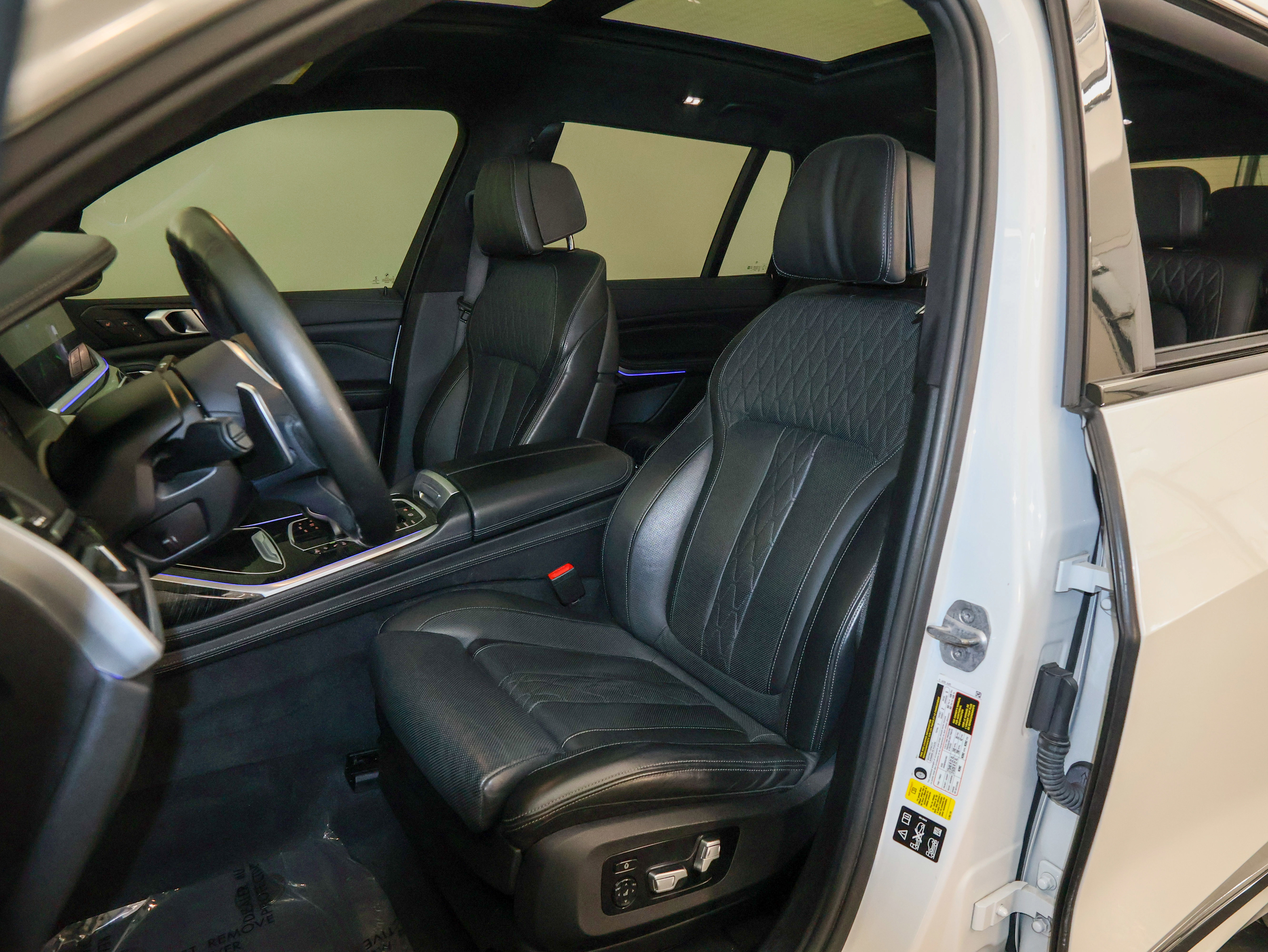 Used 2021 BMW X7 M50i image 17