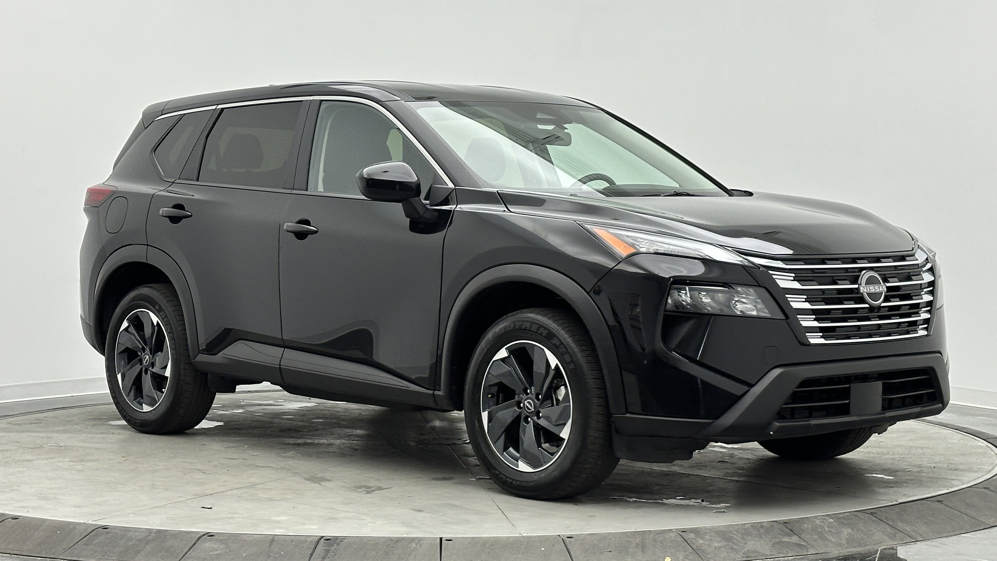 Used 2025 Nissan Rogue SV image 3