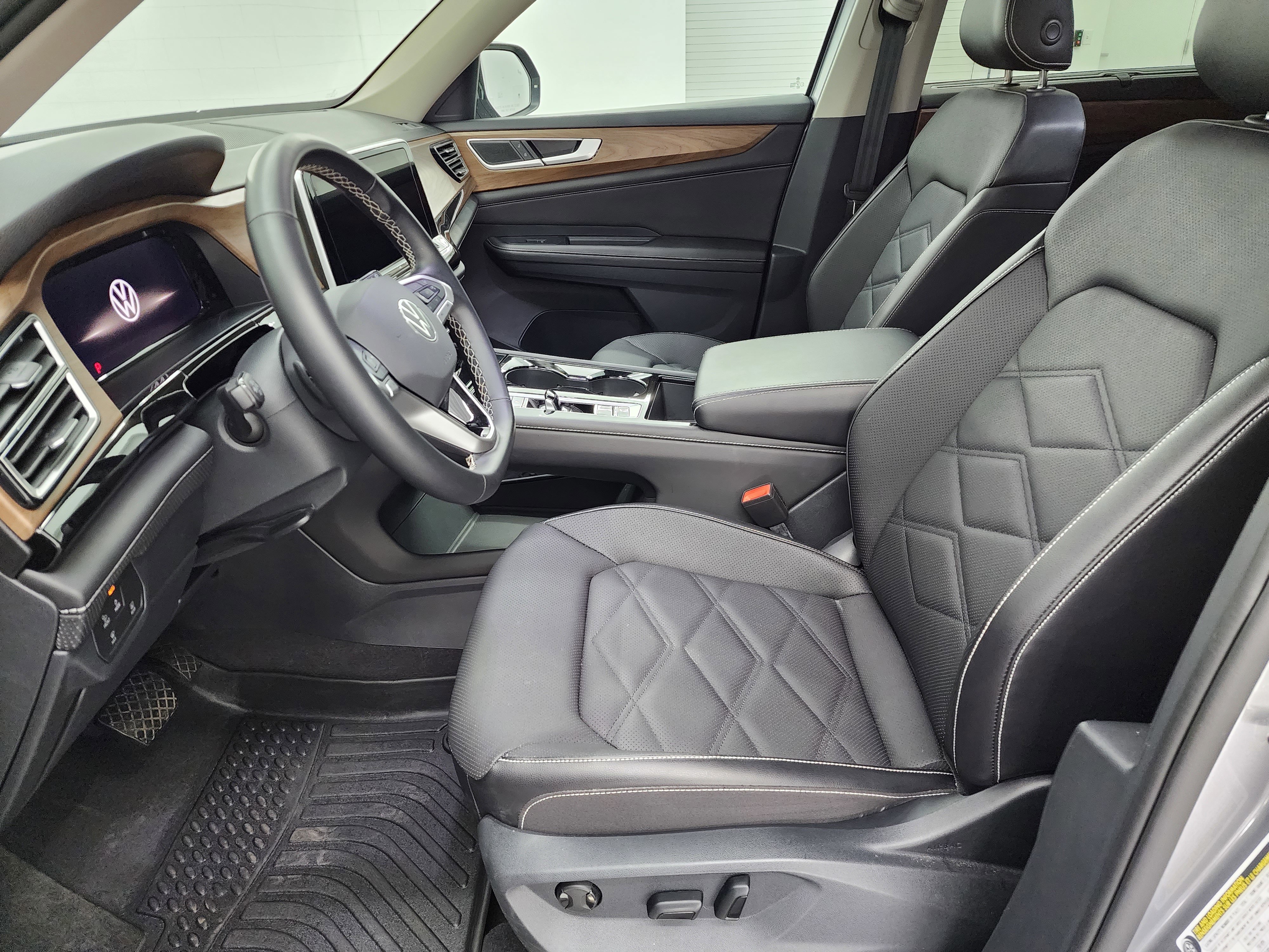 Used 2025 Volkswagen Atlas SE image 8