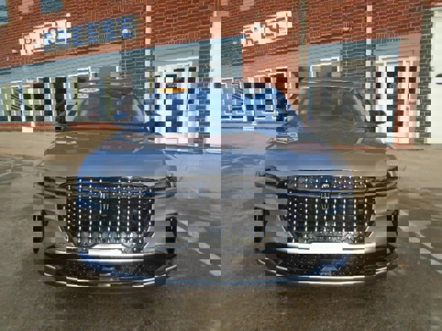 Used 2025 Lincoln Nautilus Premier image 13