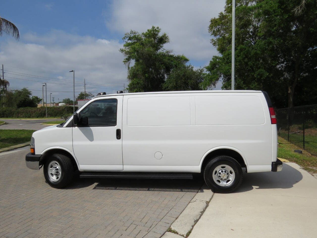 Used 2016 Chevrolet Express 3500 image 7