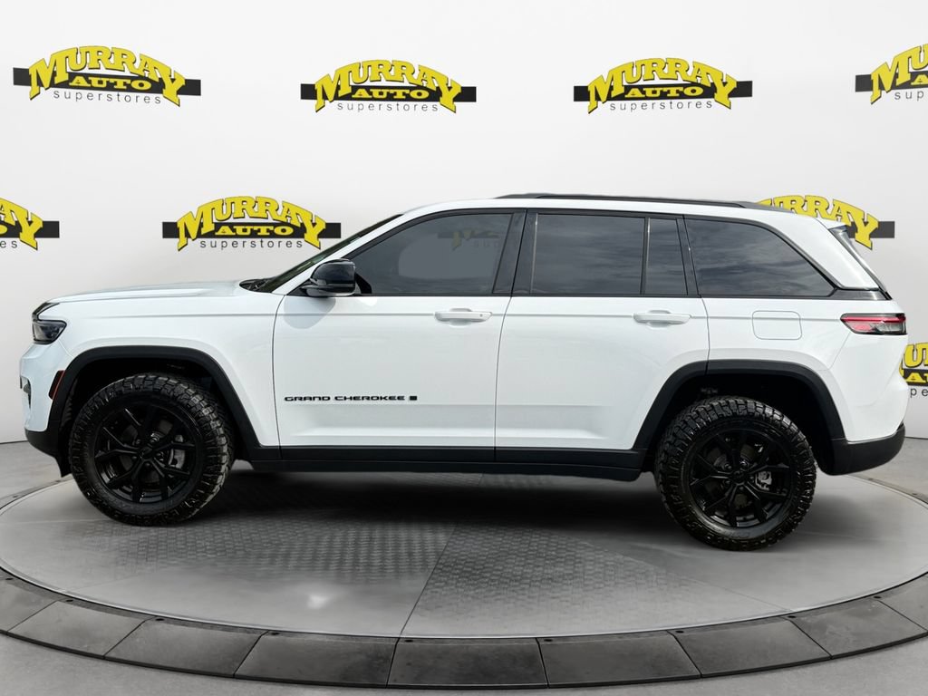 Used 2025 Jeep Grand Cherokee Altitude RWD image 2