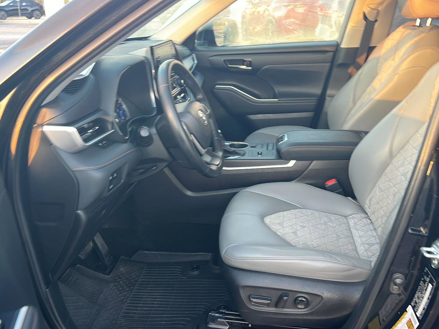 Used 2022 Toyota Highlander Bronze Edition FWD image 10