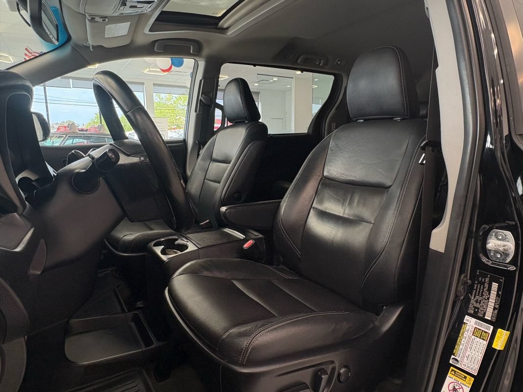 Used 2015 Toyota Sienna SE w/ SE Preferred Package FWD image 23