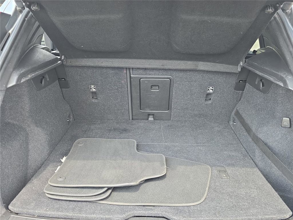 Used 2019 Volvo XC40 T5 Momentum image 28