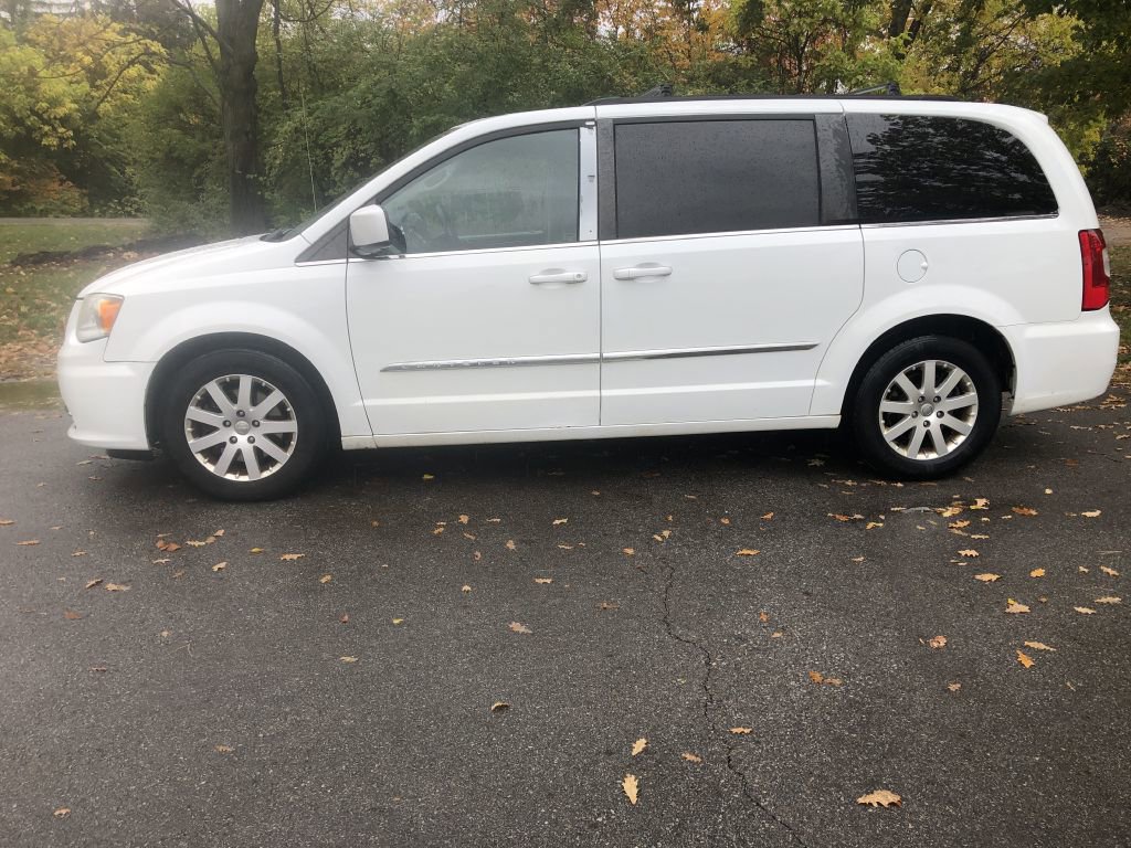 Used 2014 Chrysler Town & Country Touring image 4
