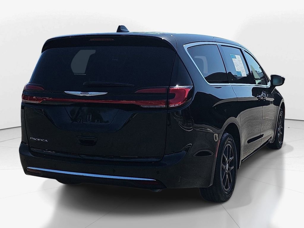 Used 2025 Chrysler Pacifica Select image 5