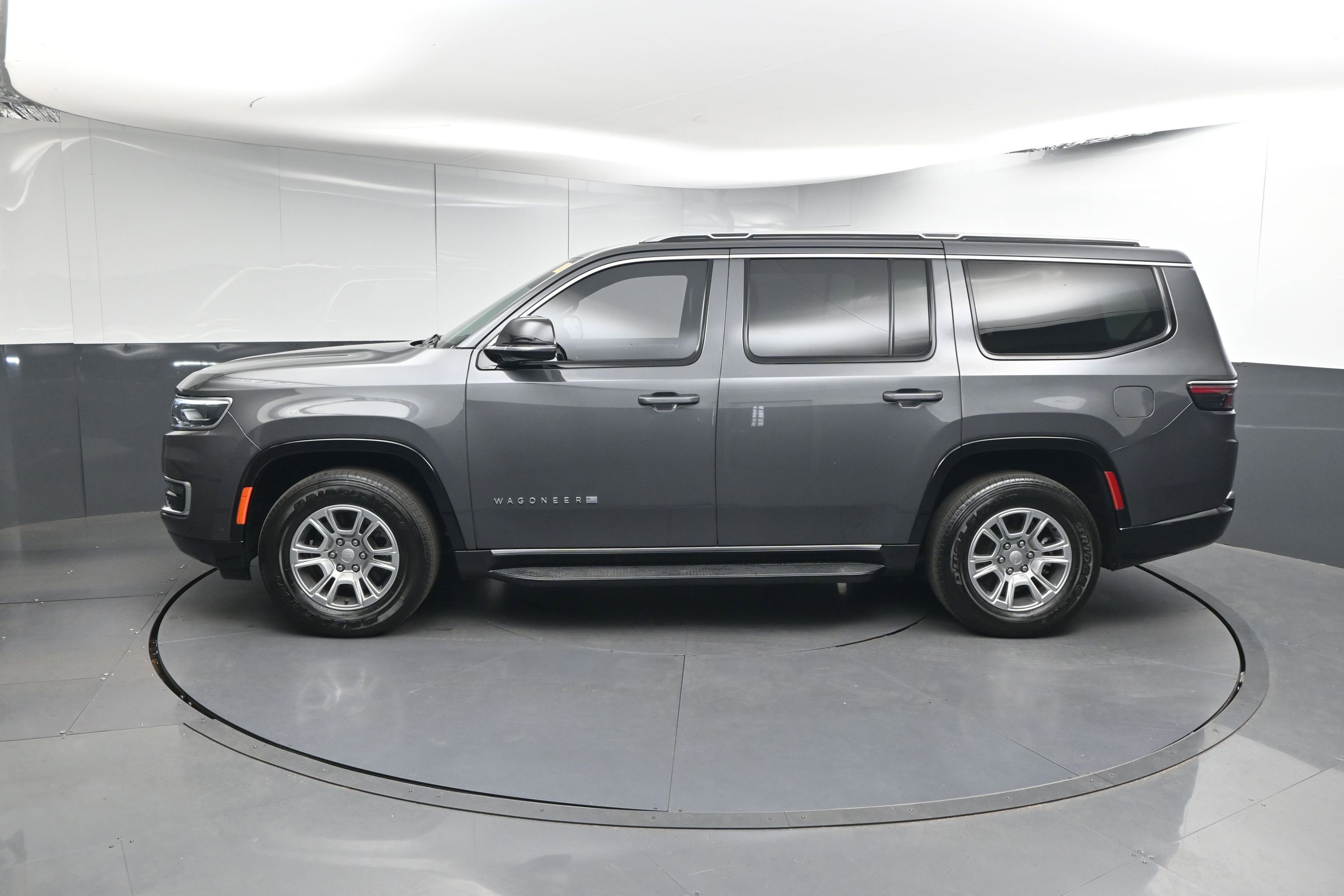 Used 2024 Jeep Wagoneer 2WD image 2