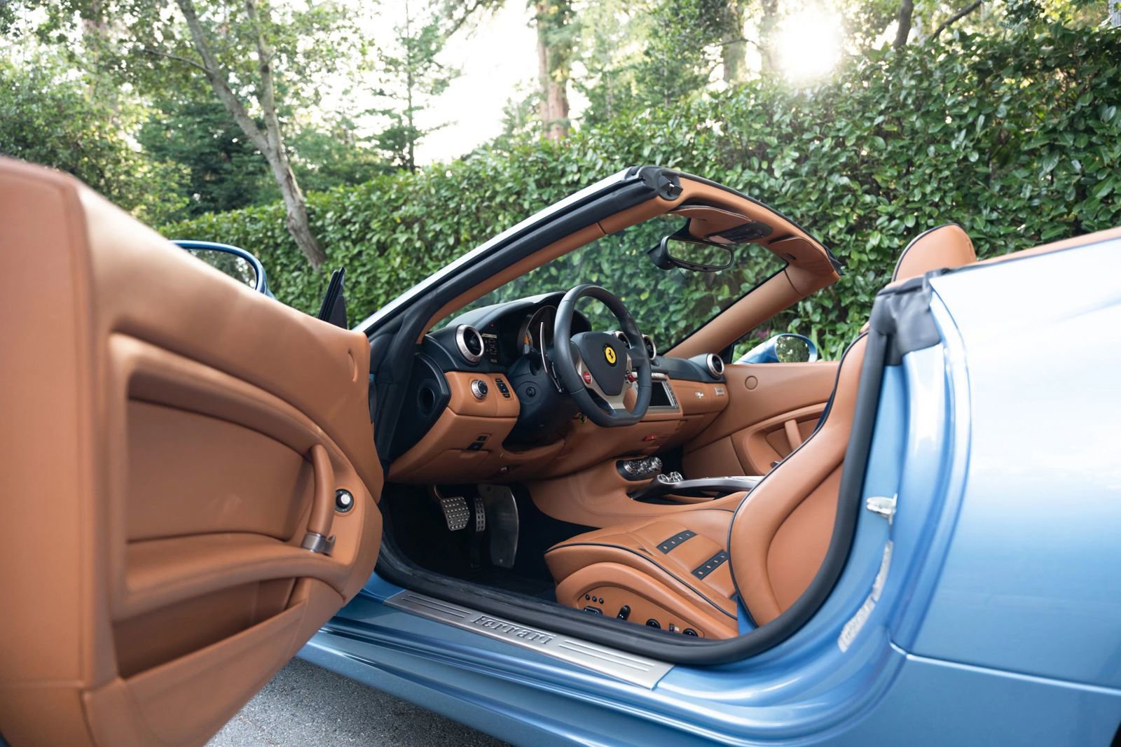 Used 2010 Ferrari California RWD image 31
