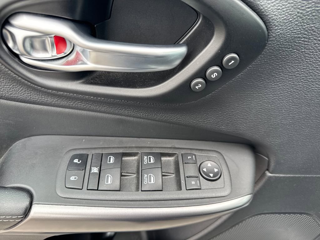 Used 2022 Jeep Cherokee Limited w/ Elite Package AWD/4WD image 16