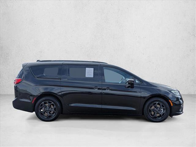 Used 2021 Chrysler Pacifica Limited w/ Uconnect Theater Family Group image 4