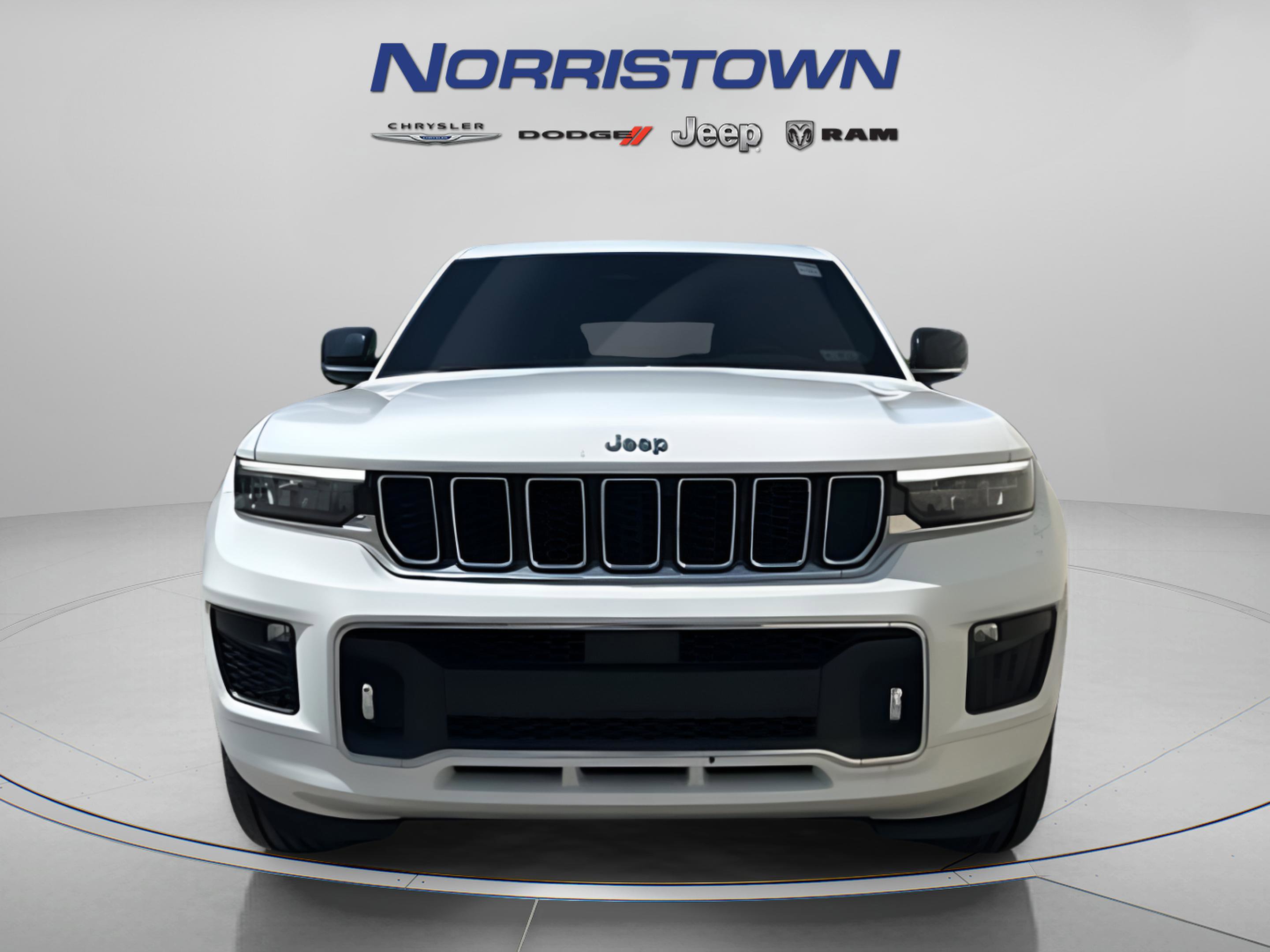 Used 2023 Jeep Grand Cherokee L Overland w/ Luxury Tech Group IV AWD/4WD image 3
