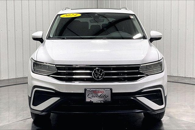 Used 2024 Volkswagen Tiguan SE w/ Panoramic Sunroof Package FWD image 2