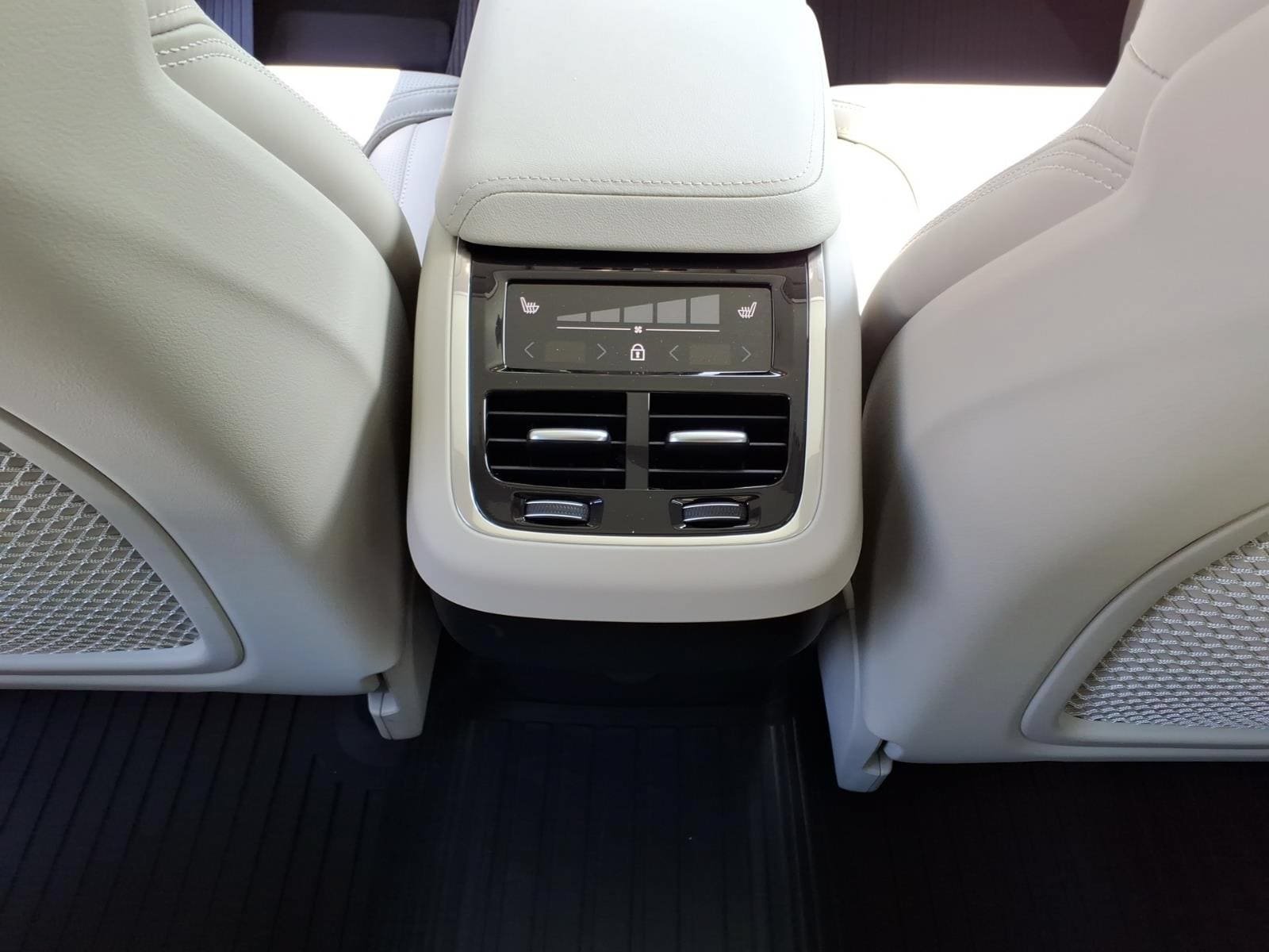 New 2026 Volvo XC60 T8 Ultra w/ Protection Package Premier AWD/4WD image 9