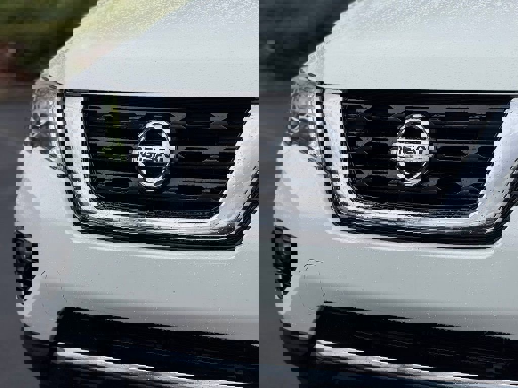 Used 2017 Nissan Pathfinder SV image 10