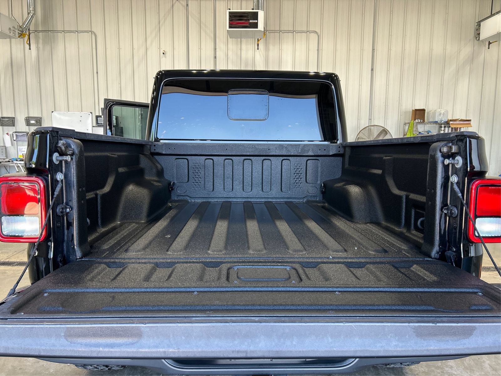 Used 2021 Jeep Gladiator Overland w/ Popular Equipment Package AWD/4WD image 22