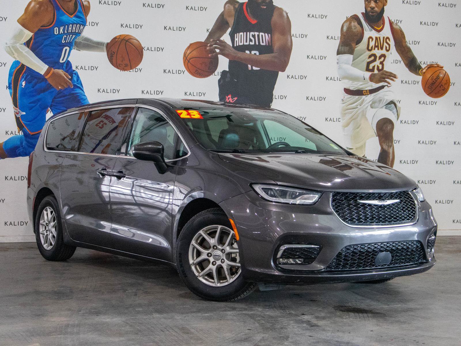 Used 2023 Chrysler Pacifica Touring-L FWD image 2