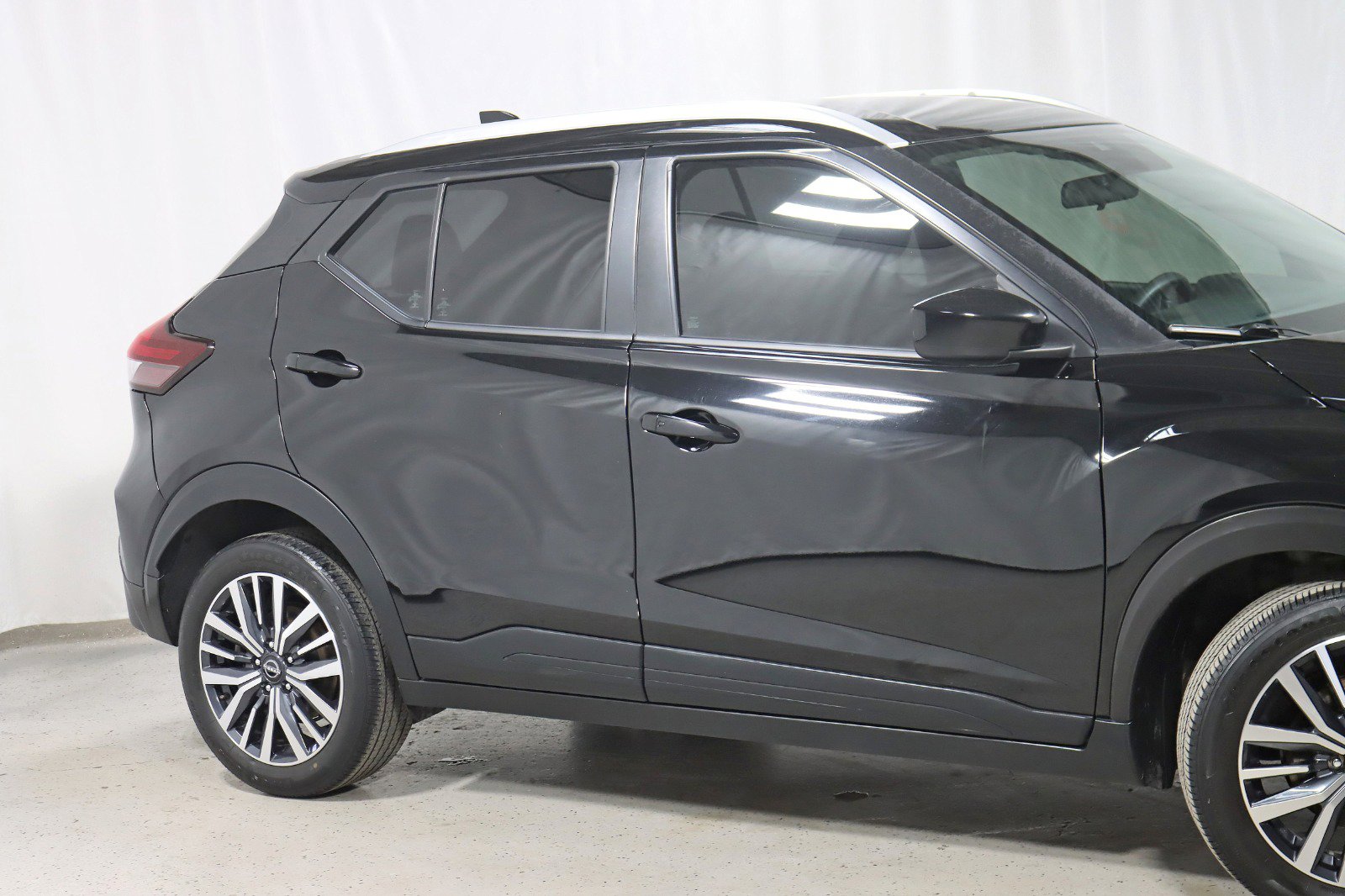 Used 2022 Nissan Kicks SV image 3