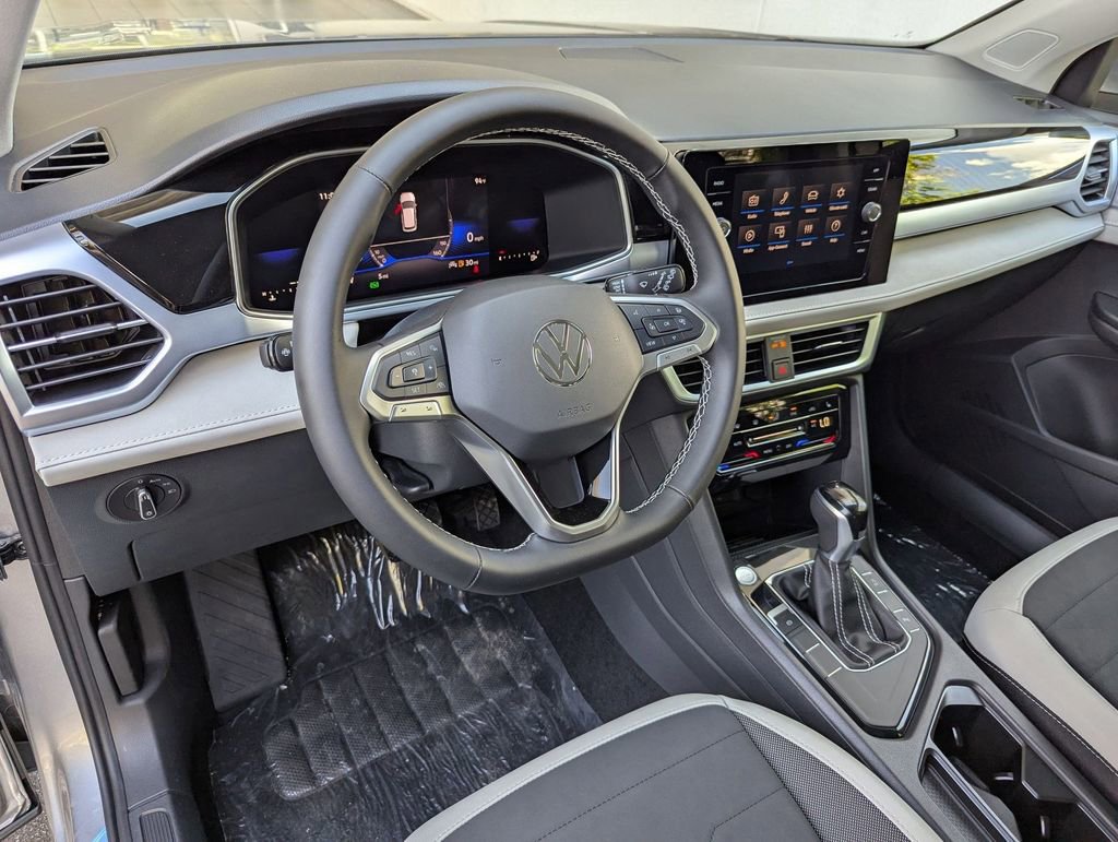 Certified 2025 Volkswagen Taos SE FWD image 9